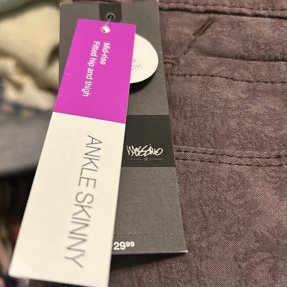 Mid rise patterned ankle skinny pants. - Picture 2 of 3